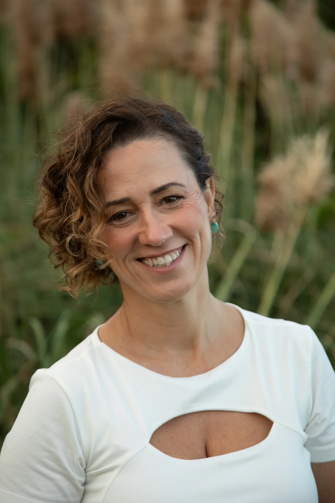 Retrato de Viviane de Araújo ao ar livre