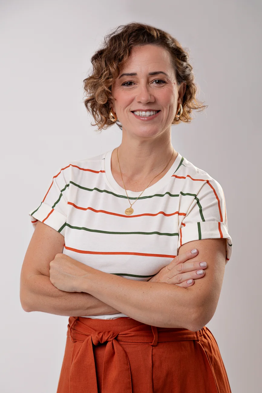 Viviane de Araújo sorrindo, em retrato de estúdio